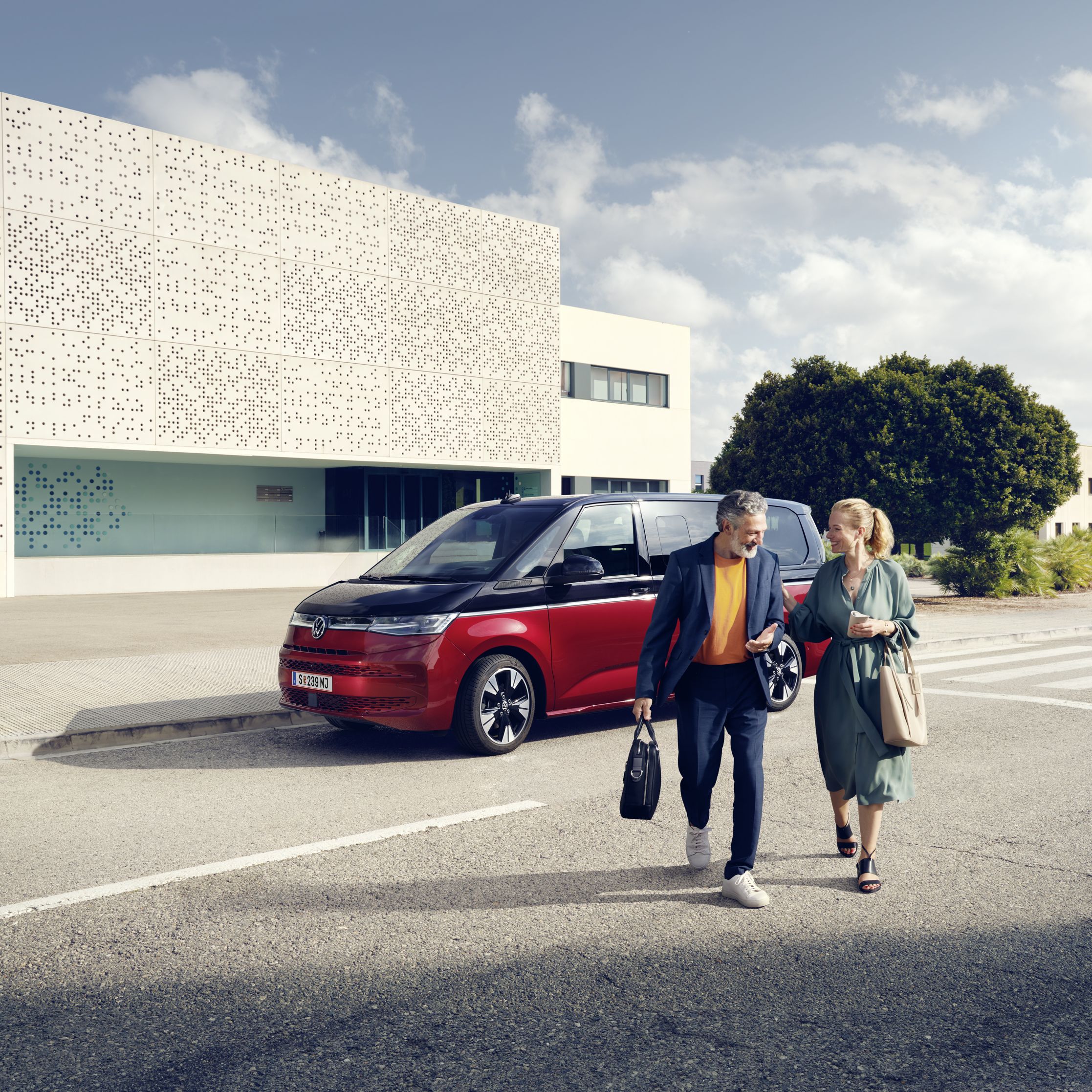 Der neue VW T7 Multivan Style in Rot und Schwarz.