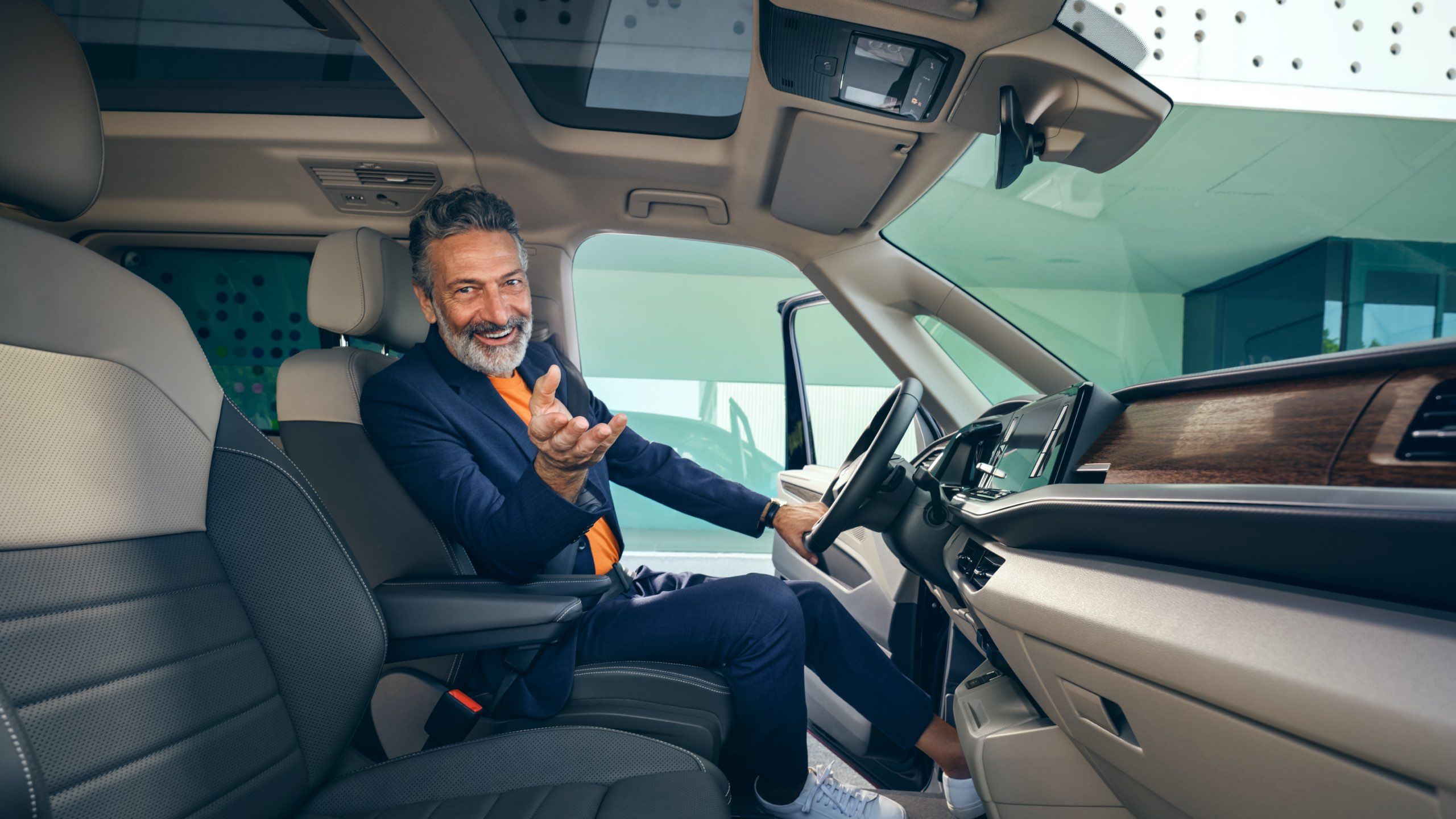 Um homem sentado no banco da frente da nova Multivan da Volkswagen.