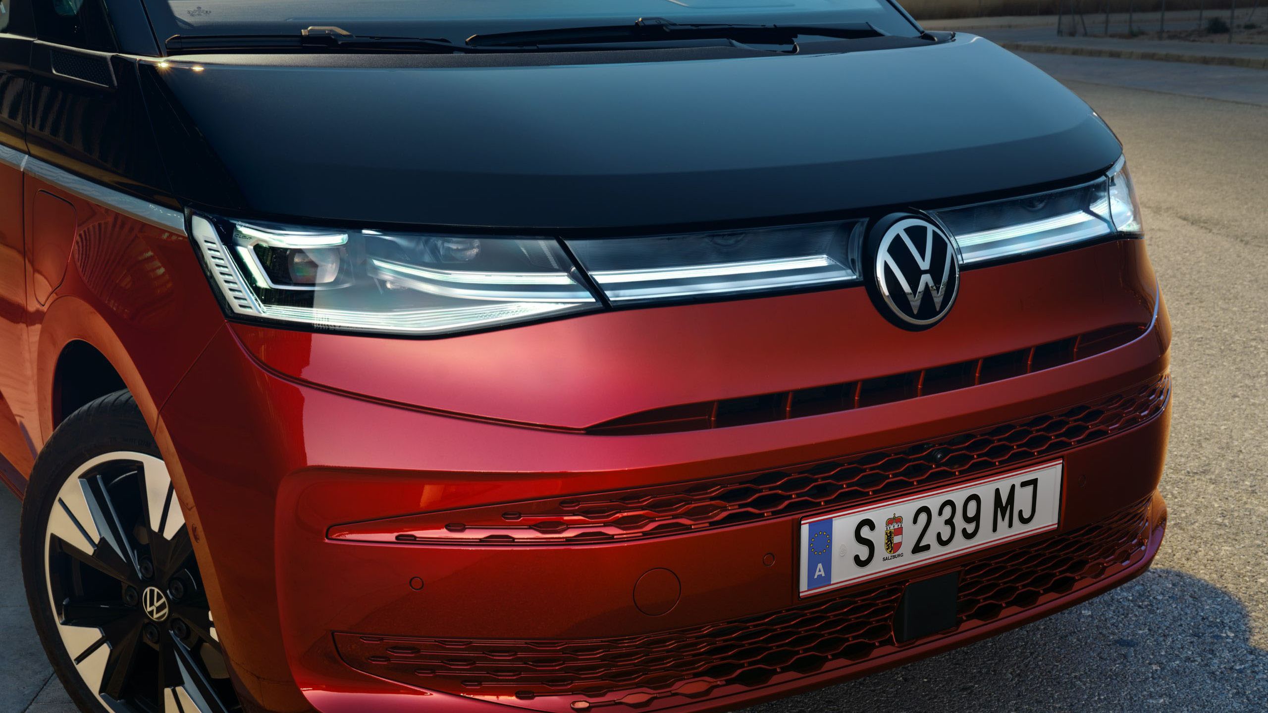 A Multivan Style da Volkswagen em grande plano frontal.